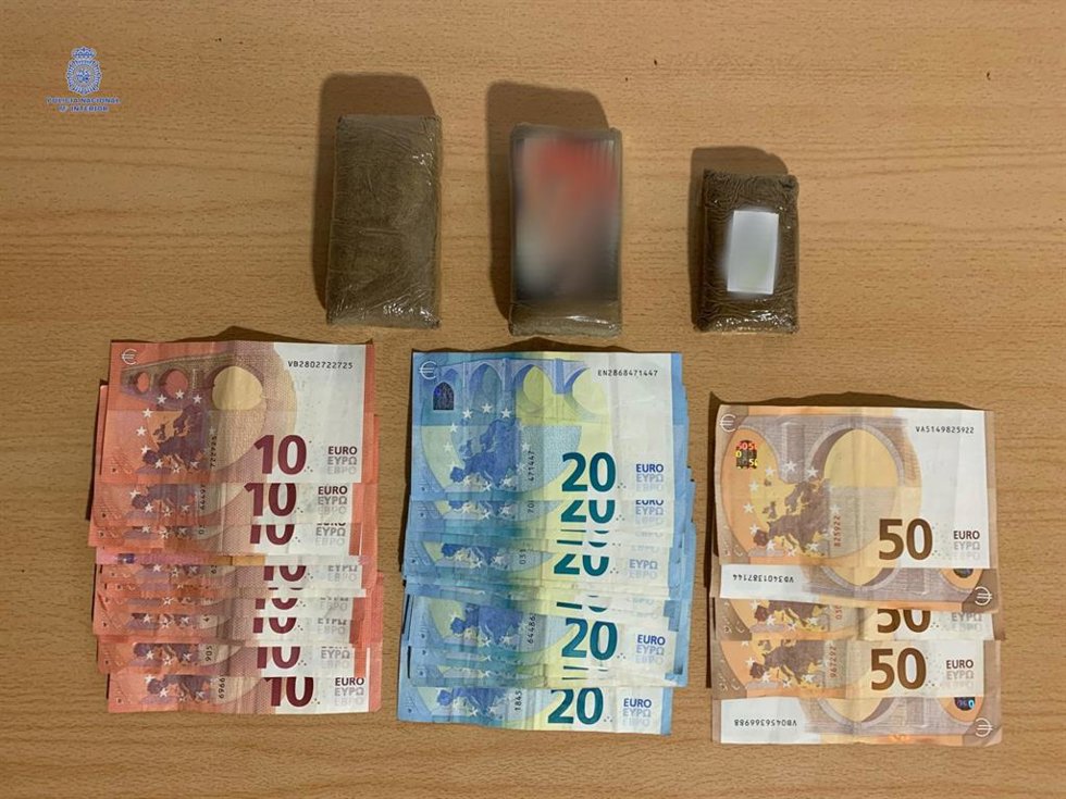 En el cacheo localizaron hachís y dinero en efectivo
