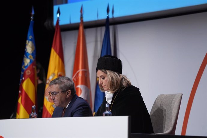 El conseller de Educación, Universidades y Empleo, José Antonio Rovira, y la rectora Magnifica de la Universidad de Valencia, Eva M Giner Larza, durante el acto de apertura del año académico de la Universidad Internacional de Valencia (VIU), en el Pala