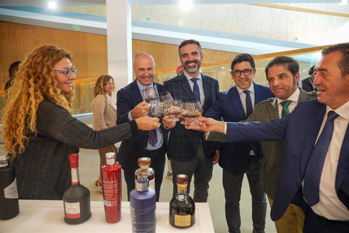 El consejero de Sostenibilidad, Medio Ambiente y Economía Azul y portavoz del Gobierno andaluz, Ramón Fernández-Pacheco, durante la visita a la II Feria Vimar, que se celeba en Ayamonte (Huelva).