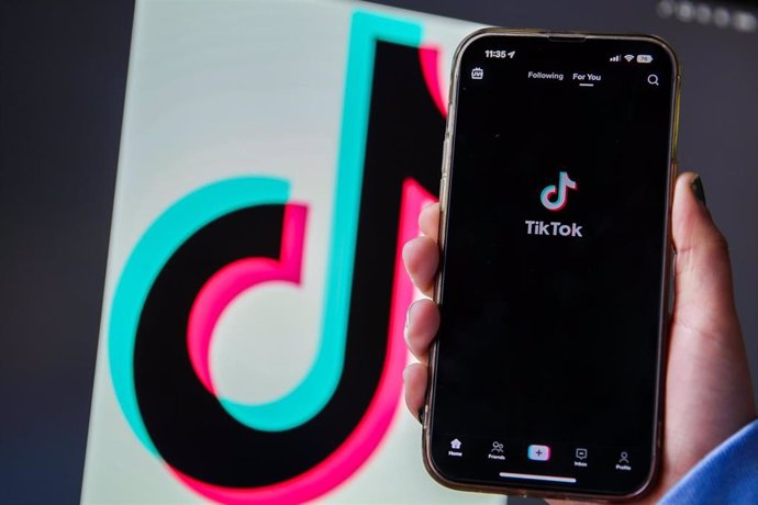Archivo - March 16, 2023, United Kingdom: In this photo illustration, a Tik Tok logo seen on a smartphone. Cabinet Office minister Oliver Dowden will later today announce a ban on the Chinese social media app Tik Tok on all devices for its government mini