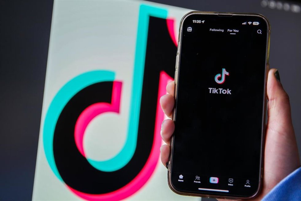Archivo - March 16, 2023, United Kingdom: In this photo illustration, a Tik Tok logo seen on a smartphone. Cabinet Office minister Oliver Dowden will later today announce a ban on the Chinese social media app Tik Tok on all devices for its government mi