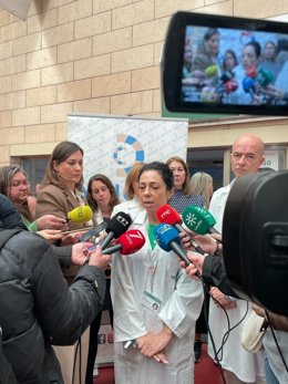 La jefa de Endocrinología, María Ángeles Gálvez, atiende a los medios de comunicación.