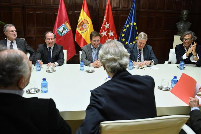 El alcalde de Madrid, José Luis Martínez-Almeida (3i), preside la sesión de constitución del Consejo Asesor Urbanístico