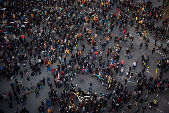 Una multitud de asistentes realizan un círculo durante la manifestación convocada por Tsunami Democratic por el partido entre el FC Barcelona y Real Madrid, junto al Camp Nou, Barcelona /Catalunya (España), a 18 de diciembre de 2019.