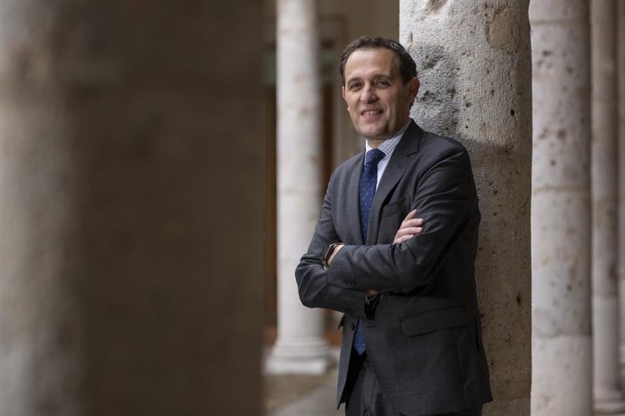 Archivo - El presidente de la Diputación y del PP de Valladolid, Conrado Íscar, posa para Europa Press, en el Palacio de Pimentel, sede de la diputación, a 30 de diciembre de 2022, en Valladolid, Castilla y León (España). 