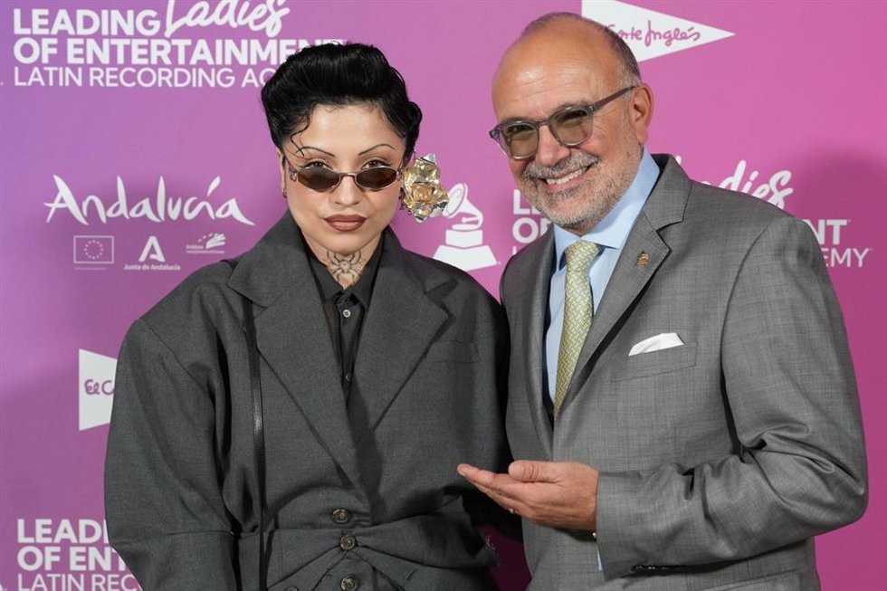 La cantante chilena Mon Laferte junto a Manuel Abud, CEO de la Academia Latina de la Grabación, en el homenaje Leading Ladies of Entertainment 2023, en Sevilla