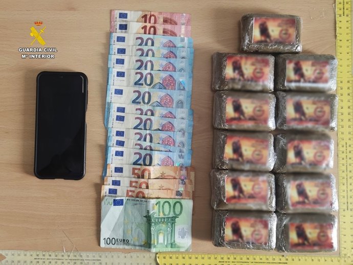 Detingut un home després de ser sorprs amb 1,1 quilos d'haixix amagat en el seu cotxe a Mutxamel