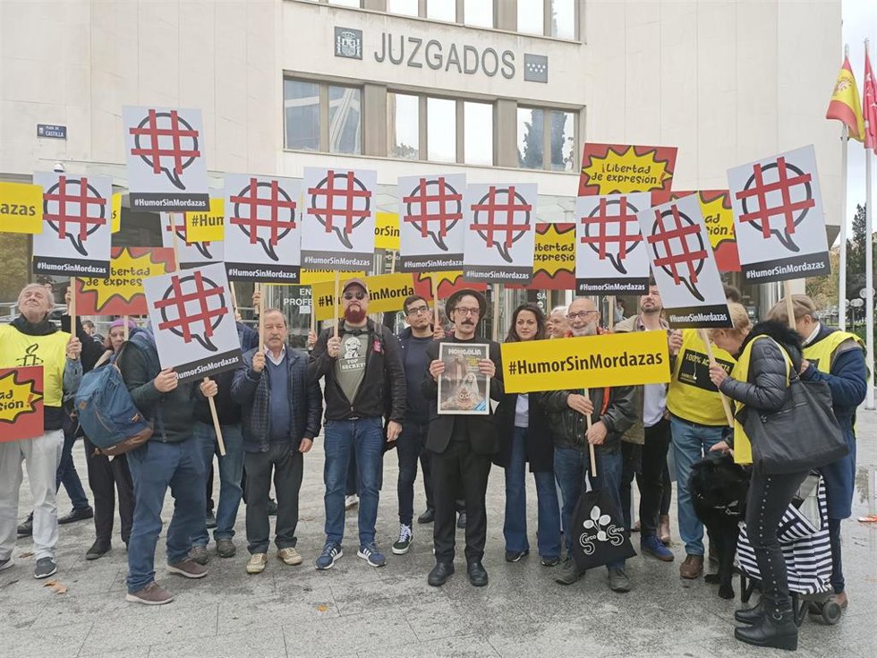 El cofundador de 'Mongolia' Darío Adanti a las puertas dekl juazgado antes de declarar por un presunto delito de ofensas religiosas