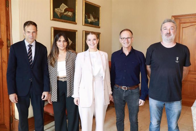 La presidenta del Govern, Marga Prohens, con representantes de la Xerxa de Teatre Infantil i Juvenil