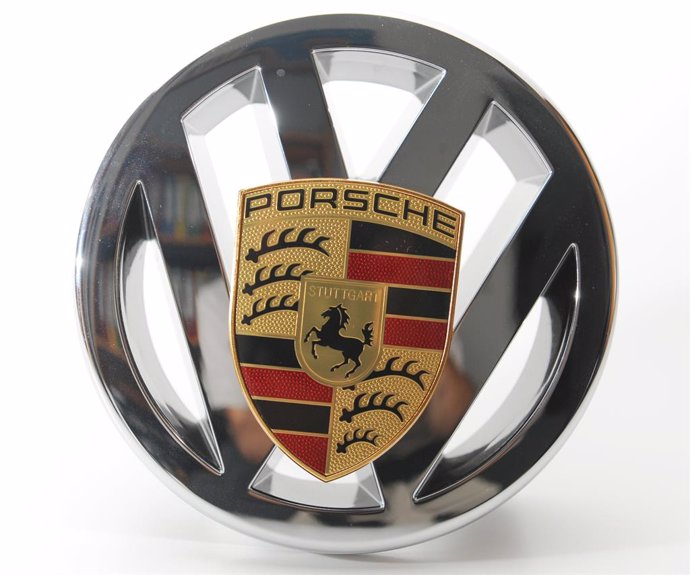 Archivo - FILED - 09 September 2011, Baden-Wuerttemberg, Freiburg: The logo of Volkswagen and Porsche are pictured in Freiburg. 