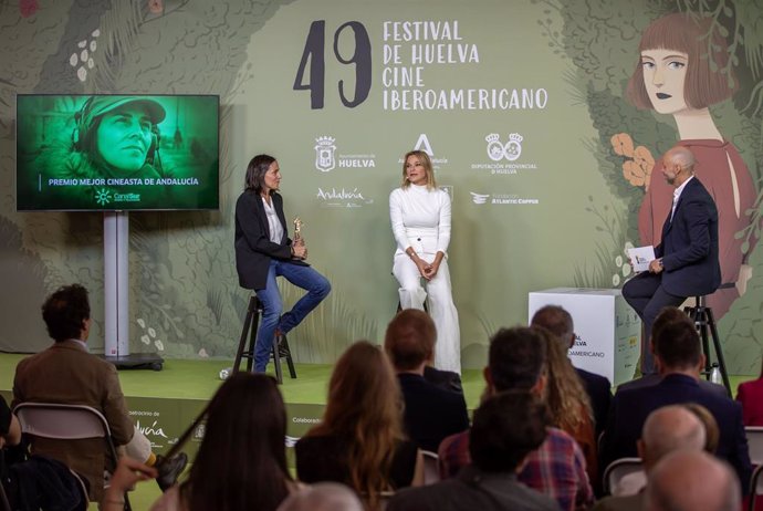 Entrega del premio a Mejor Cineasta de Andalucía, otorgado por Canal Sur Televisión, a Paz Jiménez.