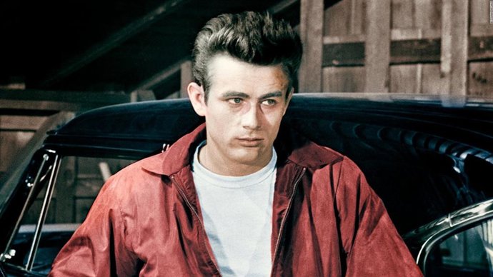 Archivo - James Dean en una secuencia de Rebelde sin causa