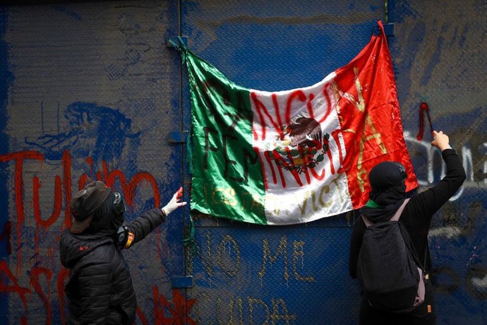 Archivo - Un grupo protesta por el caso Ayotzinapa