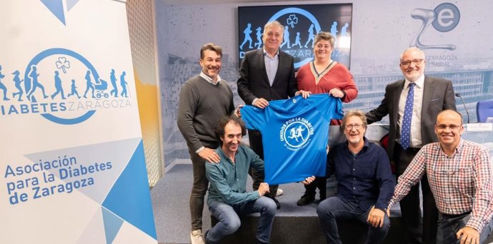 Octavio López, directivos de la Asociación para la Diabetes de Zaragoza y los oregoneses Xavi Bruna y Alfonso Pablo.