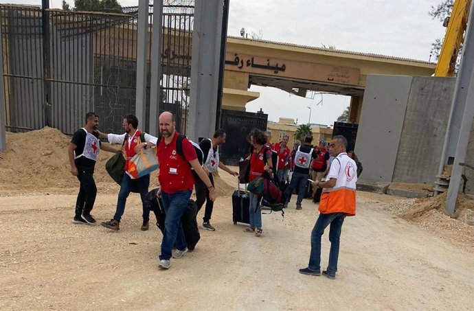 Efectivos de Media Luna Roja Palestina en el paso de Rafá con Gaza