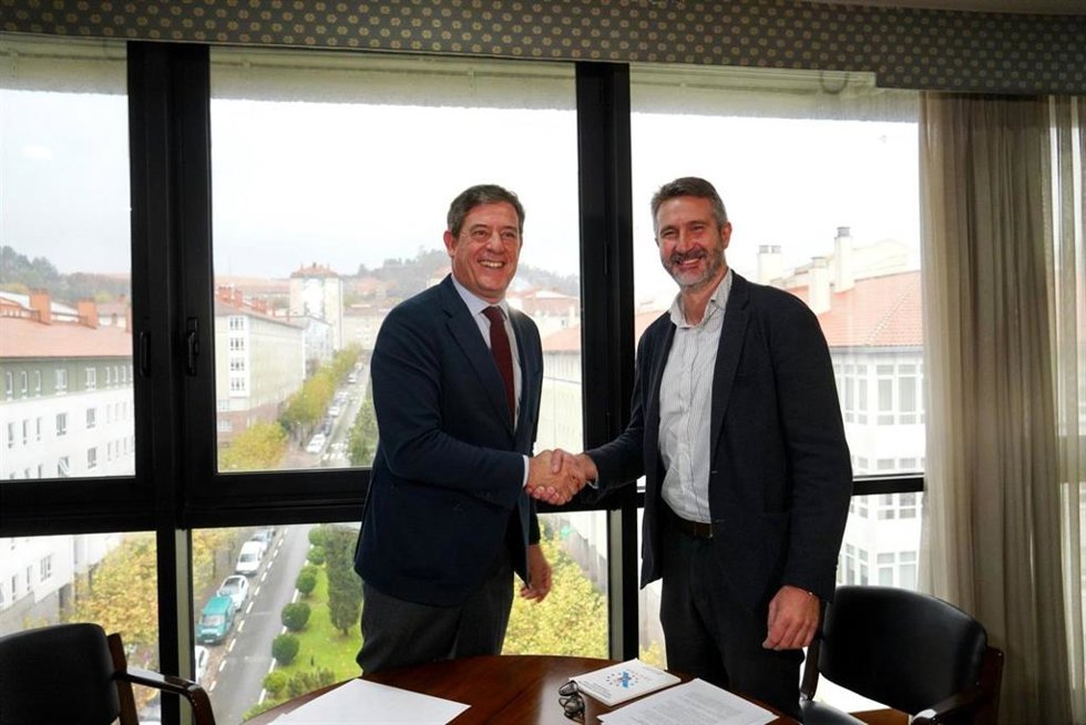 El candidato del PSdeG a la Presidencia de la Xunta, José Ramón Gómez Besteiro, y el presidente de la Fegamp, Alberto Varela
