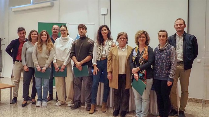La delegada de Inclusión Social, Juventud, Familias e Igualdad, Dolores Sánchez (cuarta por la dcha.), y la coordinadora provincial del IAJ, Carmen María Arcos (quinta), en la entrega de las subvenciones.
