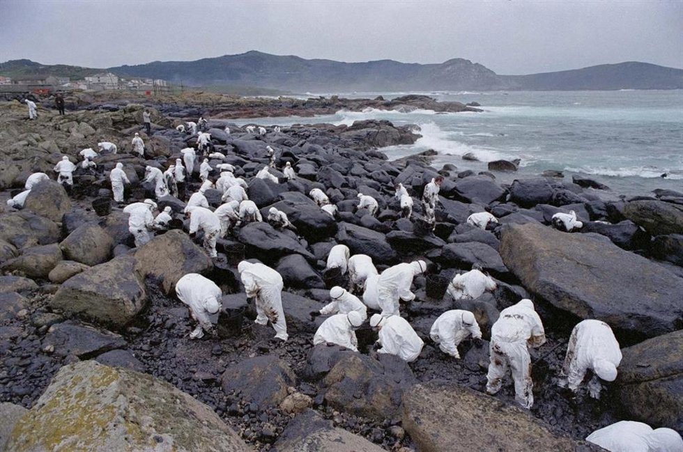 Archivo - MUXÍA, GALICIA, ESPAÑA - 16 DE NOVIEMBRE DE 2002: Grupos de voluntarios limpian la costa de la localidad gallega de Muxía de petroleo después de que la marea arrastrara el chapapote hacia la costa gallega tras el derrame provocado por el hundi