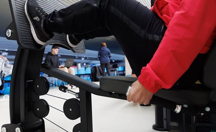 Una de las mujeres participantes realiza los ejercicios del programa en las instalaciones deportivas de la UPNA.