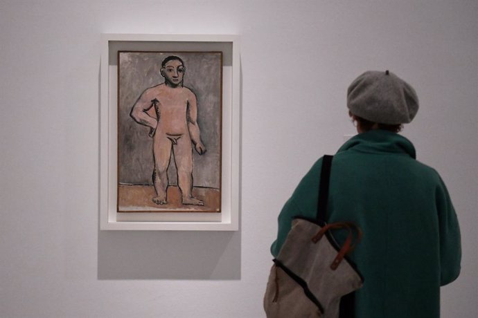 Una mujer observa una de las obras de la muestra 'Picasso 1906. La gran transformación', en el Museo Reina Sofía, a 13 de noviembre de 2023, en Madrid (España).El Museo Reina Sofía presenta una muestra que busca investigar, desde la perspectiva actual, la