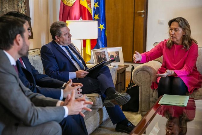 Reunión del presidente regional, Emiliano García-Page, con la alcaldesa de Guadalajara, Ana Guarinos.
