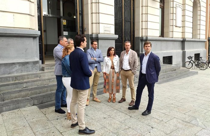 Archivo - Los 'populares' en la puerta de entrada a la DPZ, junto al presidente provincial, Ramón Celma.