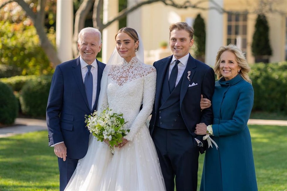 Archivo - El presidente estadounidense, Joe Biden, junto a la primera dama, Jill, y su nieta, Naomi, el día de su boda con Peter Neal.