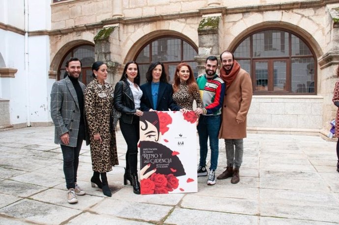 Artistas que participan en el programa 'Ritmo y Cadencia' junto a la diputada de Cultura y la jefa del área de Cultura de la Diputación de Cáceres