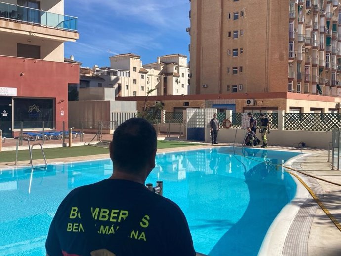 Un dispositivo de Bomberos se ha desplegado para vaciar la piscina mediante succión y depositar el agua en camiones cisterna municipales. El Ayuntamiento determinará los lugares que serán baldeados con estos recursos hídricos.