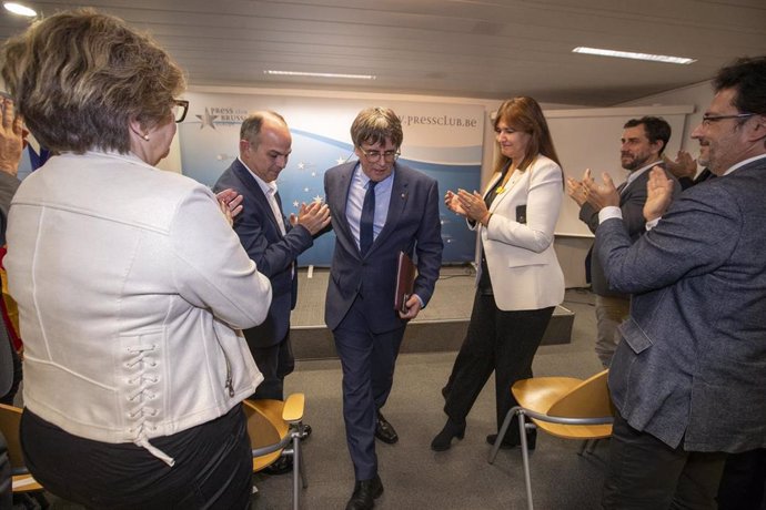 El secretario general de Junts per Catalunya, Jordi Turull (2i); el expresidente de la Generalitat y eurodiputado de Junts, Carles Puigdemont (c) y la presidenta de Junts, Laura Borrs (3d) tras una rueda de prensa para explicar los detalles del acuerdo