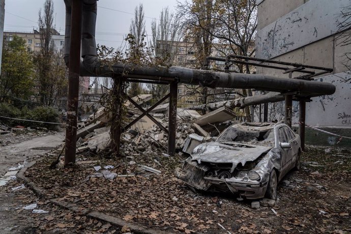 Archivo - November 11, 2022, Mykolaiv, Ukraine: A damaged car was seen outside of the damaged residential building. A Russian missile attack on a residential building in the Inhulskyi district of Mykolaiv, a southern city in Ukraine. The deadly attack k