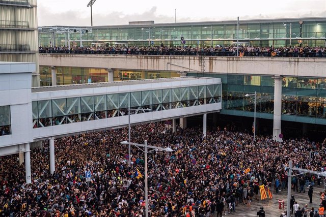 Archivo - Una multitud se concentra en el Aeropuerto de Barcelona-El Prat, en protesta por la sentencia del Tribunal Supremo sobre el juicio del 'procés', en Barcelona (España), a 14 de octubre de 2019.