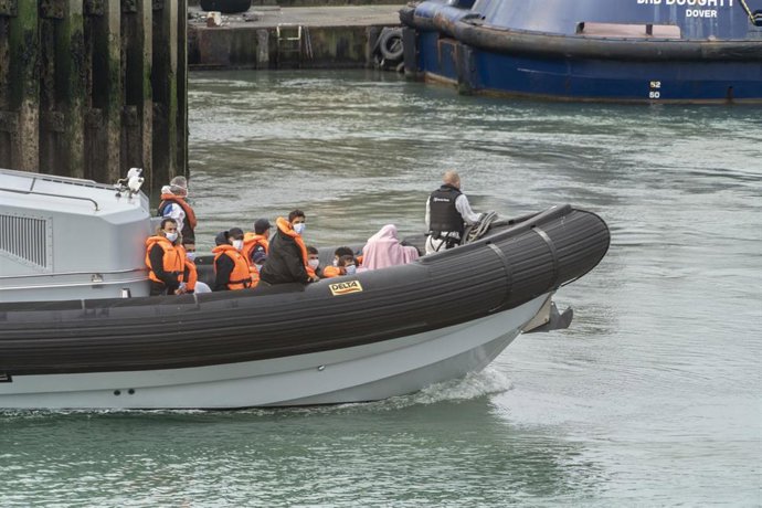 Archivo - Migrantes intentan cruzar el canal de la Mancha
