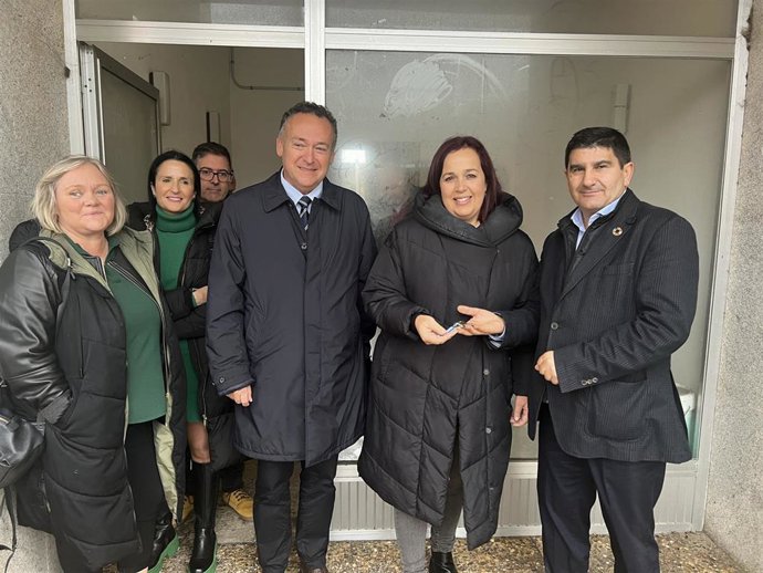 El delegado del Gobierno, Pedro Blanco, entrega a la alcaldesa de Camariñas, Sandra Insua, las llaves de la Casa do Mar de Camelle.