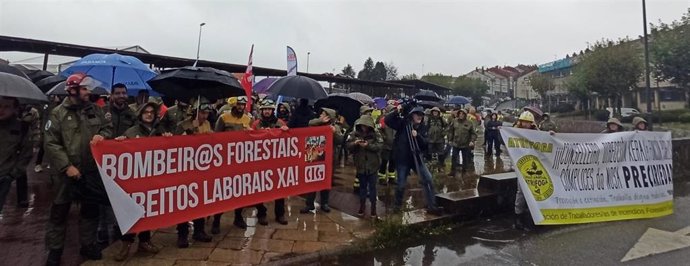 Bomberos forestales se concentran ante la Xunta