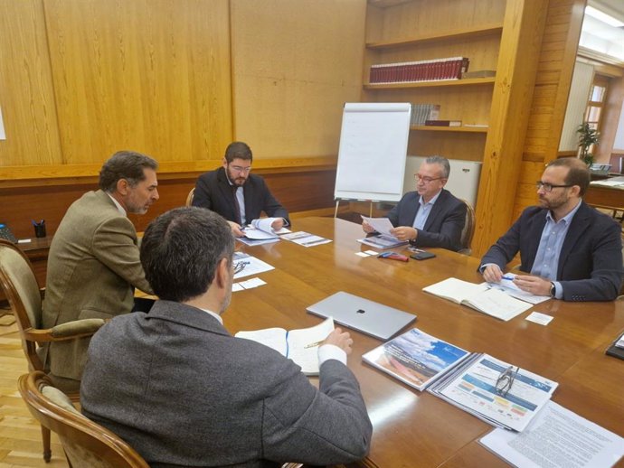 El vicepresidente primero del Ejecutivo aragonés, Alejandro Nolasco, se ha reunido con representantes de Valls Companys.