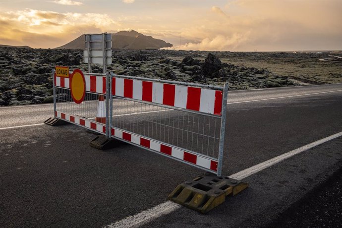 Carretera cortada ante la inminente erupción de un volcán en Islandia