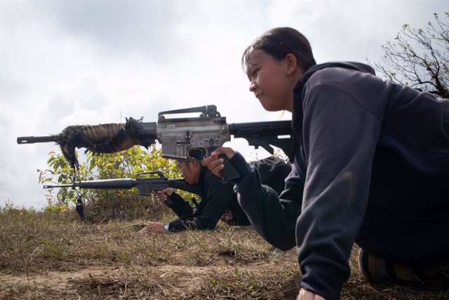 Archivo - May 11, 2023, Karenni, Karenni State, Burma: Two service women of Naypyidaw People's Defense Force battalion (central region) No.902 seen training with their guns during a military training. Naypyidaw People's Defense Force battalion (central re