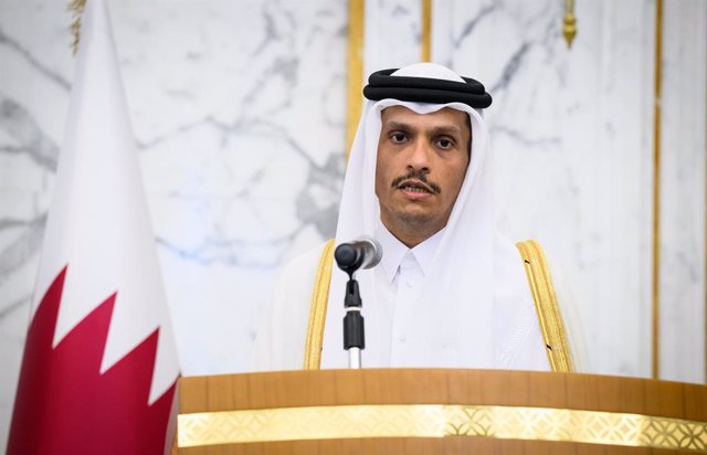 Archivo - 17 May 2023, Qatar, Doha: Mohammed bin Abdulrahman Al Thani, Prime Minister and Foreign Minister of Qatar, makes remarks at a press conference with German Foreign Minister Baerbock after their meeting at the Emir's palace. Photo: Bernd von Jutrc
