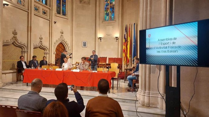La presidenta del Govern, Marga Prohens, y el conseller de Turismo, Cultura y Deporte, Jaume Bauz, presiden la Asamblea del Deporte y la Actividad Física.