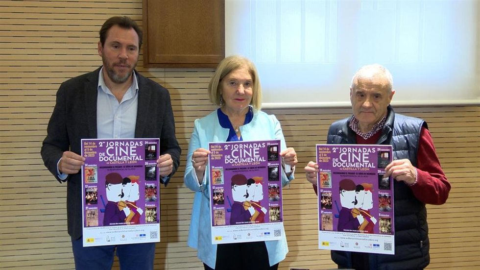 El diputado nacional y secretario general del PSOE de Valladolid, Óscar Puente (izda), y los dirigentes de la Asociación Vecinal Bailarín Escudero Elena Martín y Jesús Valverde.