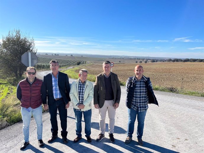 Acosta (2 dcha.) y Abad (centro), en la visita al camino en el que se ha intervenido.