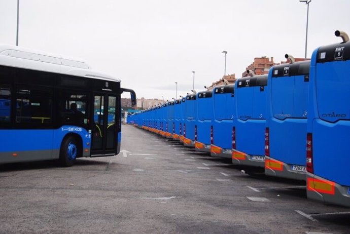 Archivo - Imagen de archivo de autobuses de la EMT