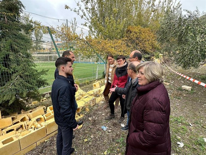 Visita del grupo provincial de IU en Doña Mencía, donde la borrasca tiró el muro perimetral del campo de fútbol.