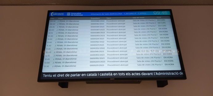 Pantalla informativo de un juzgado con el mensaje "Tenéis el derecho de hablar en catalán y castellano en todos los actos ante la administración de justicia"
