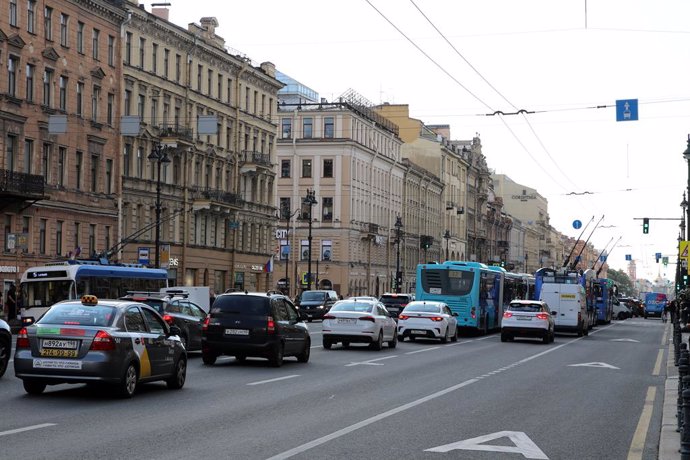 Archivo - August 25, 2023, Saint Petersburg, Russia: Passenger cars and public transport travel along Nevsky Prospekt, in the heart of the city of Saint Petersburg.