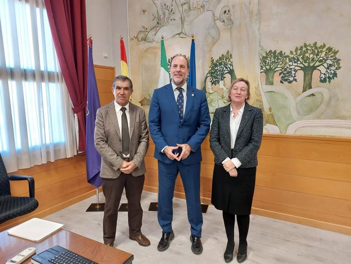 Lorenzo del Río junto al rector de la UJA, Nicolás Ruiz, y la decana de la Facultad de CC Sociales y Jurídicas de la UJA, Isabel Ramos Vázquez