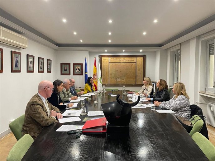 La consejera de Agricultura, Pesca, Agua y Desarrollo Rural, Carmen Crespo, se reúne con representantes de la Unión de Criadores de Toros de Lidia.