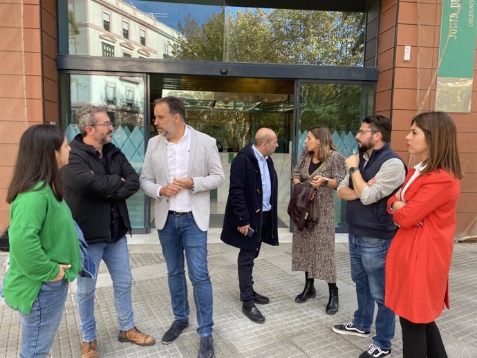 Cargos de IU ante la sede de la Delegación de la Junta.