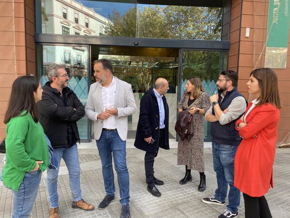 Cargos de IU ante la sede de la Delegación de la Junta.